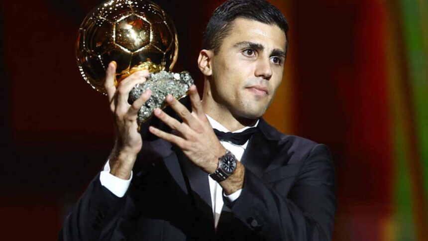 Rodri tenant son Ballon d'or