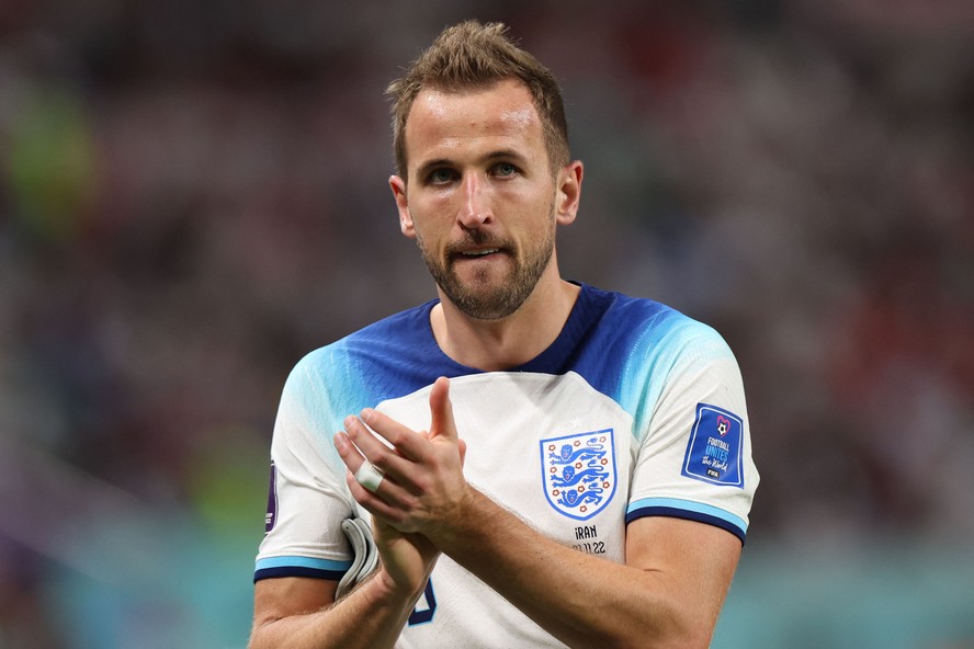 101255254 englands forward 09 harry kane applauds during the qatar 2022 world cup group b football