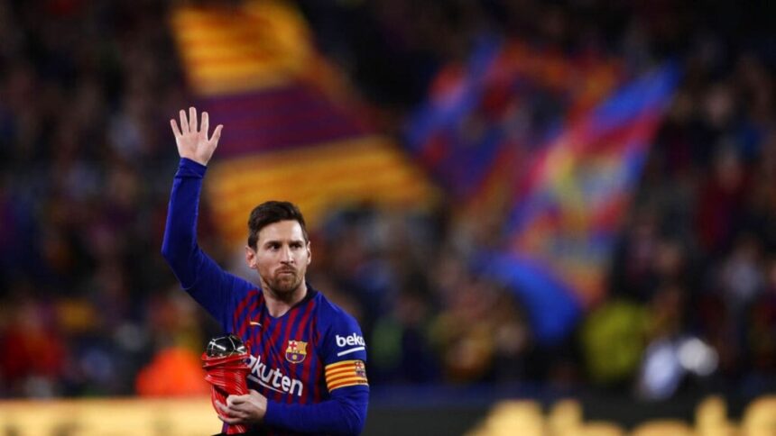 Lionel Messi remportant un trophée au FC Barcelone