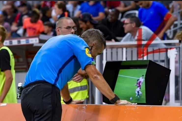 VAR : Avantages, controverses et améliorations pour 2025