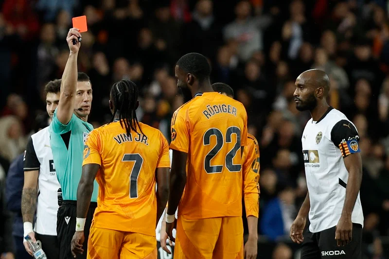 Vinicius expulsé : Combien de matchs manquera t-il ?