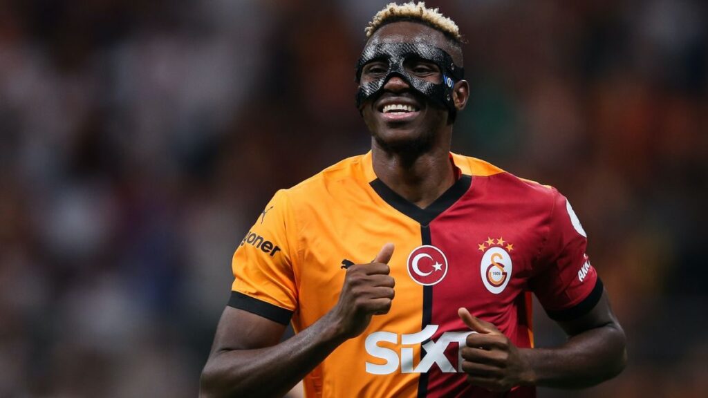 Victor Osimhen signe à Galatasaray