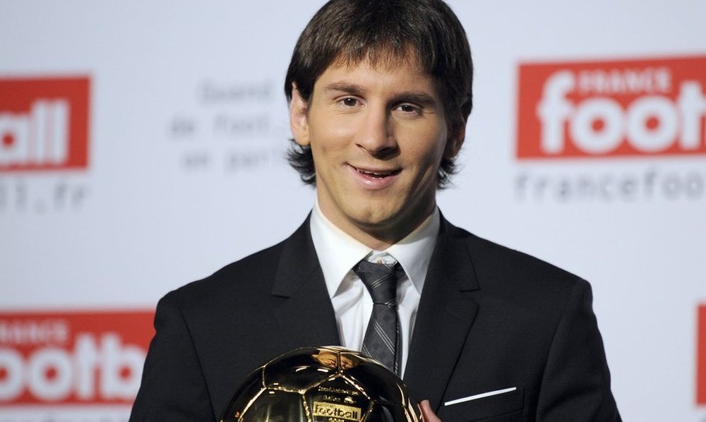 messi posa con su primer balon de oro en 2009 afp
