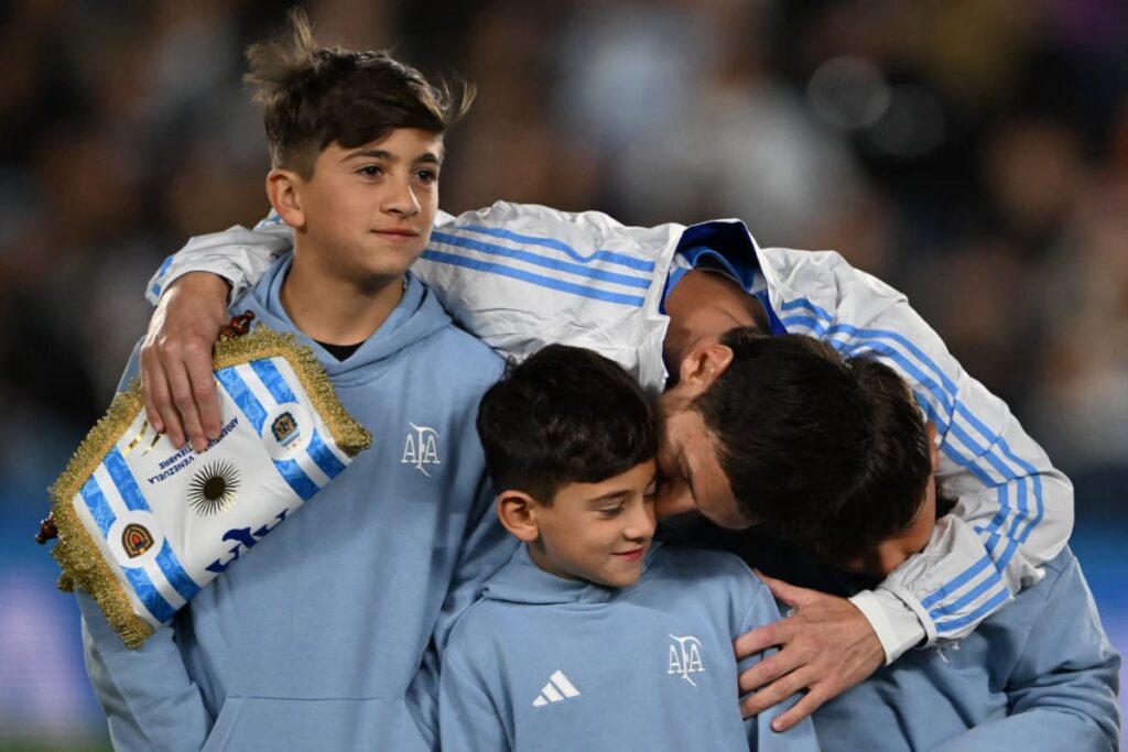 1779244 lionel messi accompagne de ses fils thiago mateo et ciro lors de l avant match de la rencontre face au venezuela le 4 septembre 20251