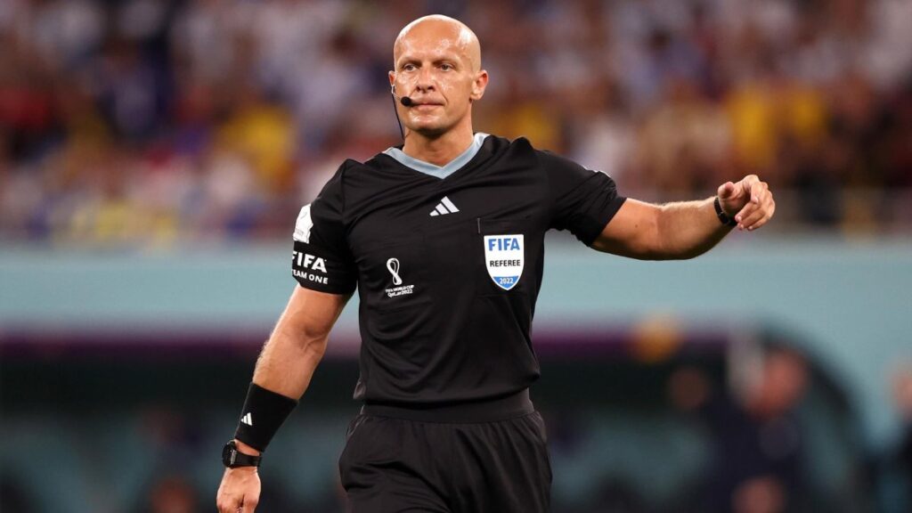 Rôle des arbitres en football