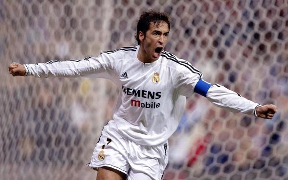 raul gonzalez celebra un gol con el real madrid realmadrid