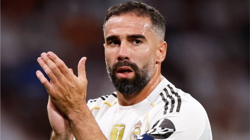 Classico : Le père de Lamine Yamal prévient le Real Madrid
Le soutien public et parfois véhément de la famille continue d’alimenter l’affaire Lamine Yamal après le Clasico. Quelques heures après la défaite du FC Barcelone (2-1) au Bernabéu et alors que les critiques pleuvaient sur la performance du jeune ailier, son père, Mounir Nasraoui (présent sur Instagram sous le pseudo « Hustle_Hard_304 »), a publié un montage en story pour défendre son fils et relancer la tension : « On se voit au match retour », a-t-il écrit, renvoyant la pression et les enjeux vers la prochaine confrontation en Liga prévue le week-end du 10 mai.
Ce nouvel épisode s’inscrit dans une série de prises de parole publiques du père de Yamal, déjà suivi de près par les médias pour ses messages percutants sur les réseaux sociaux. Mounir Nasraoui n’en est pas à son coup d’essai : il a plusieurs fois utilisé Instagram pour répondre aux critiques, parfois de façon provocatrice, ce qui amplifie la couverture médiatique autour du jeune international espagnol. Les publications paternelles alimentent le débat sur l’impact de l’entourage familial sur la carrière d’un prodige encore adolescent.
Côté sportif, la réaction médiatique et celle des supporters ont été immédiates. Certains journaux et chroniqueurs estiment que cette sur-médiatisation peut peser sur la confiance de Yamal et compliquer le travail du staff pour gérer un joueur à haut potentiel mais fragile face à la pression. D’autres y voient une défense légitime d’un parent face à des critiques parfois ciblées et virulentes. Les réactions d’acteurs du match (joueurs, anciens présidents, chroniqueurs) montrent que l’affaire dépasse le simple fait divers pour toucher à la gouvernance sportive et à la protection des jeunes talents.
Pour le club et l’entraîneur, la priorité restera sans doute de recentrer Yamal sur le terrain : préparation, gestion des médias et protection psychologique sont des leviers évoqués par les spécialistes pour éviter que la controverse extra-sportive n’affecte ses performances. Entre pression médiatique et attentes populaires, le rendez-vous « au match retour » promet d’être scruté sur le terrain comme en dehors.